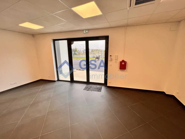 Bureau dans Saint-Pierre-du-Perray à louer - Photo intérieure - Image 3 de 10