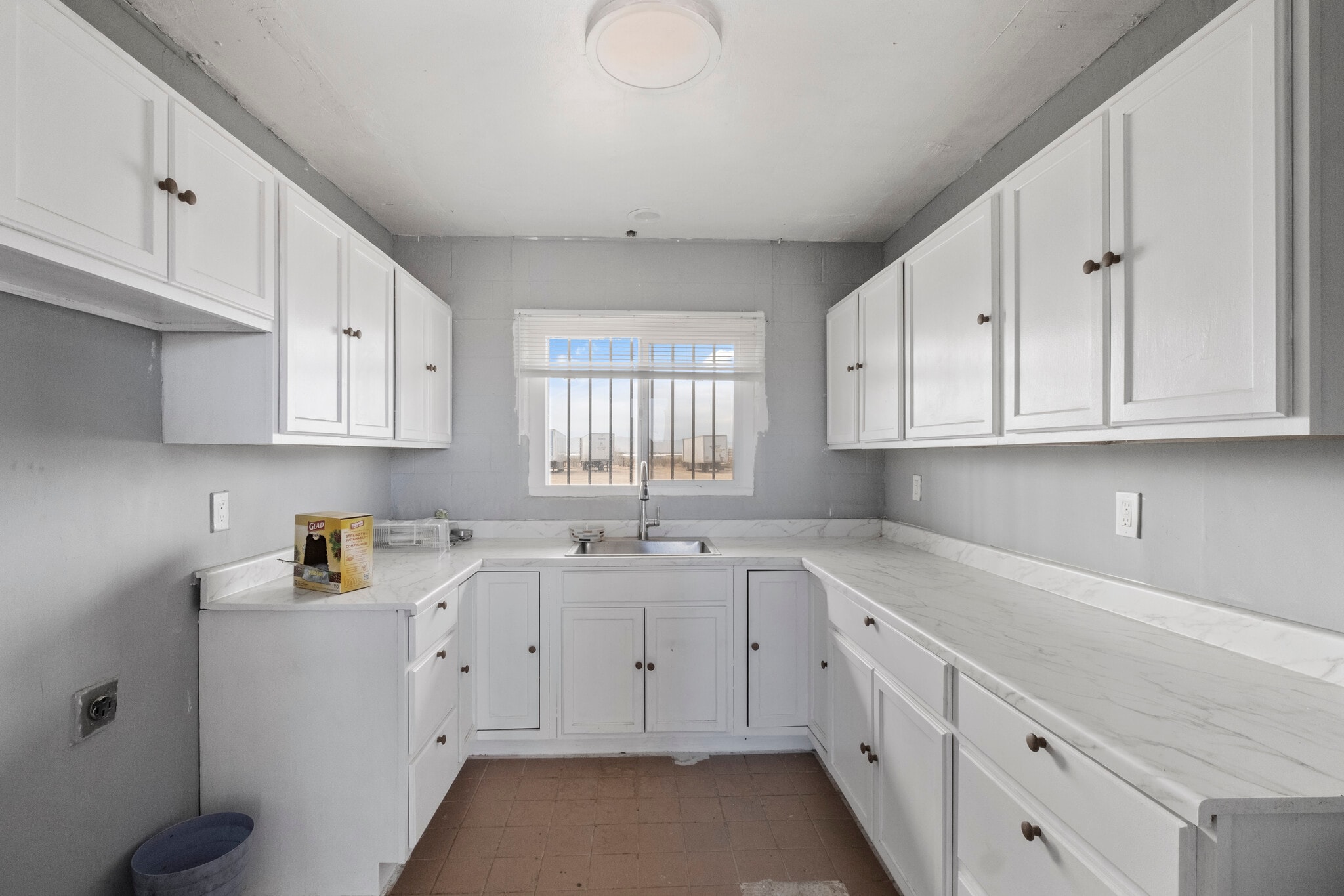 18142 Navajo Rd, Apple Valley, CA à louer Photo intérieure- Image 1 de 11