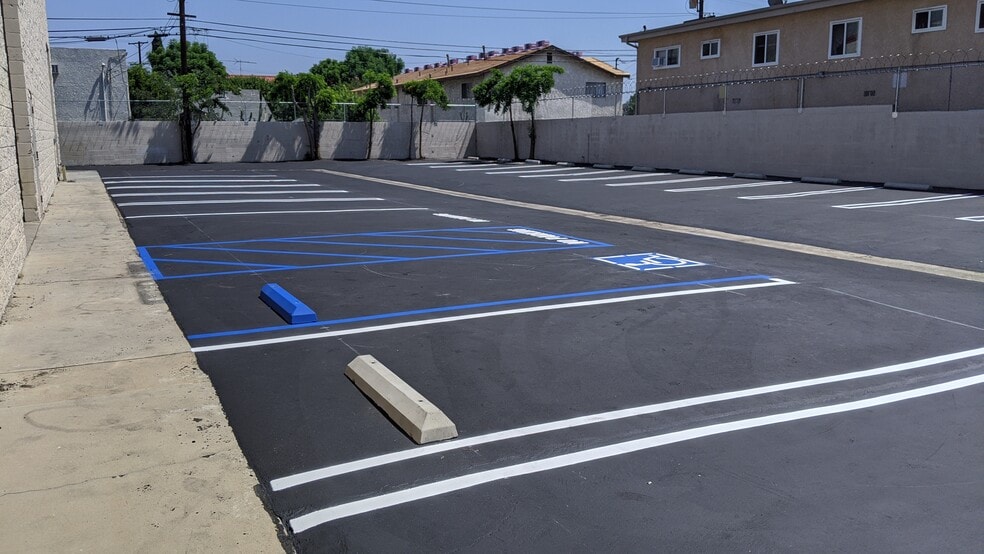 2514 Naomi St, Burbank, CA for lease - Building Photo - Image 3 of 7