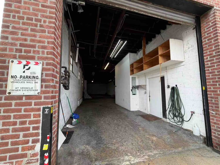 5630 60th St, Maspeth, NY à louer - Photo du bâtiment - Image 3 de 4