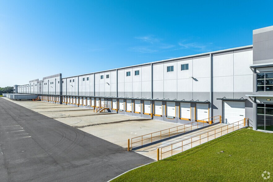 2727 Henderson Way, Plant City, FL à louer - Photo du bâtiment - Image 3 de 9