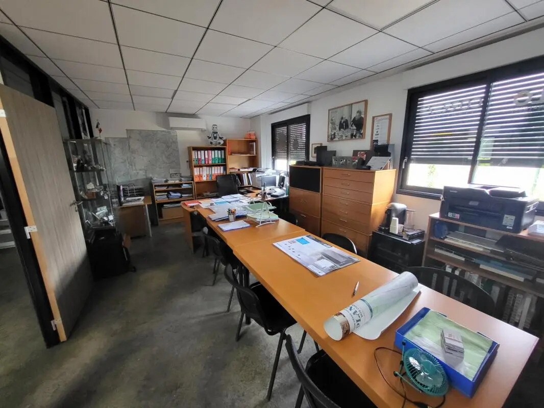 Office in Saint-Laurent-de-Mure for lease Interior Photo- Image 1 of 5