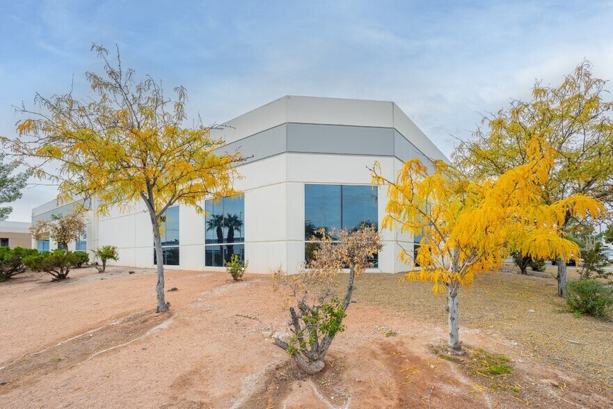 3215 Birtcher Dr, Las Vegas, NV à louer - Photo du bâtiment - Image 2 de 35