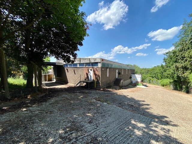 52 Evingar Rd, Whitchurch for lease Building Photo- Image 1 of 4