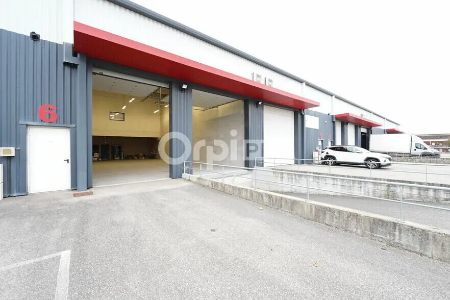 Industrial in Saint-Quentin-Fallavier for lease - Building Photo - Image 1 of 4