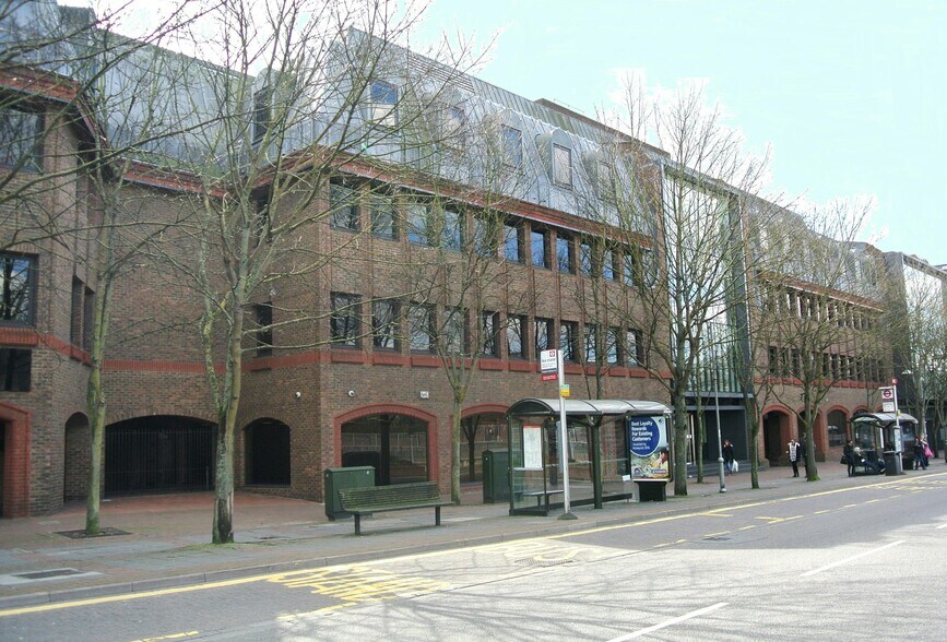 Wood St, Kingston Upon Thames à louer - Photo du bâtiment - Image 2 de 12