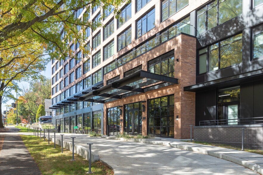 2101 Wisconsin Ave NW, Washington, DC à louer - Photo du bâtiment - Image 2 de 46