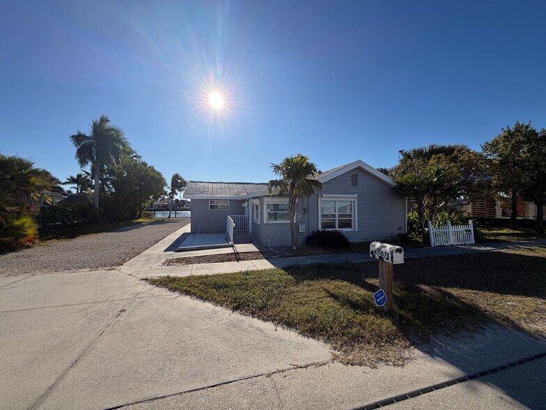 4707 Pine Island Rd NW, Matlacha, FL à vendre - Photo du bâtiment - Image 2 de 13