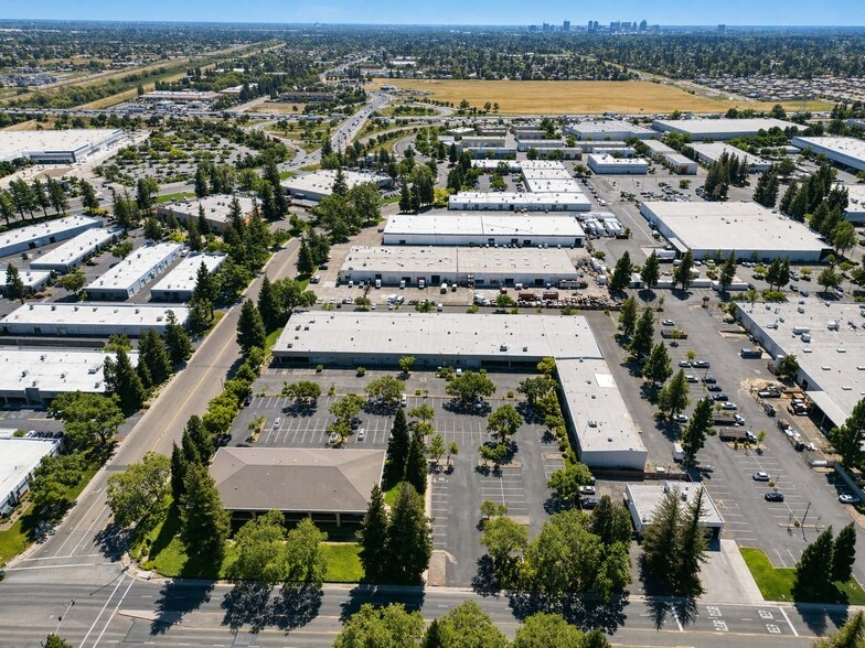 738 N Market Blvd, Sacramento, CA à louer - Photo du bâtiment - Image 2 de 2
