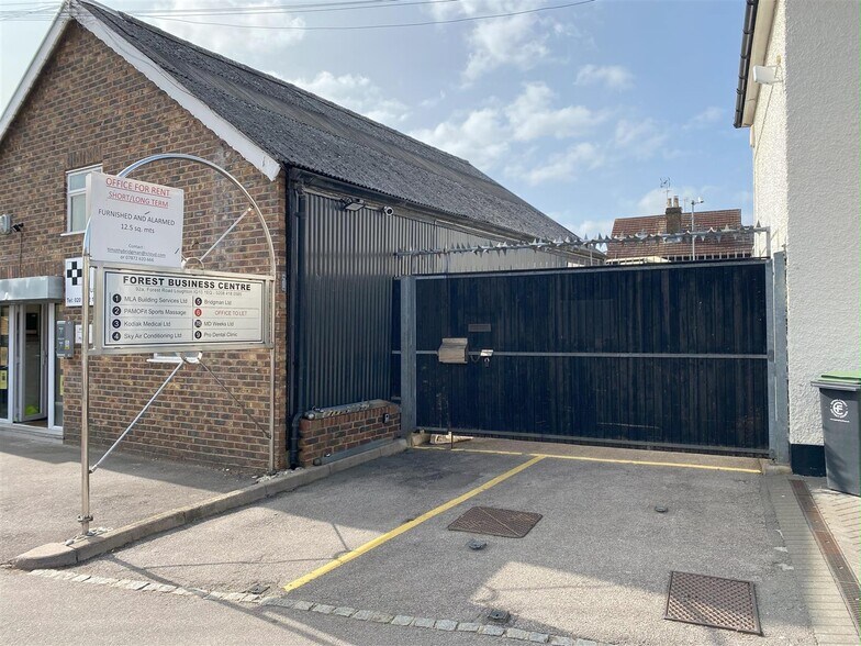 92A Forest Rd, Loughton à louer - Photo du bâtiment - Image 1 de 5