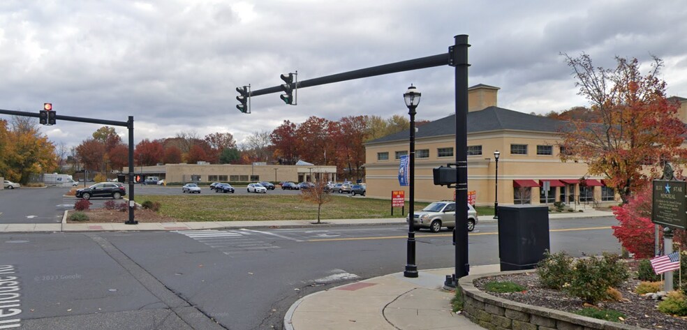 58 Maple St, Naugatuck, CT à louer - Photo du bâtiment - Image 2 de 6