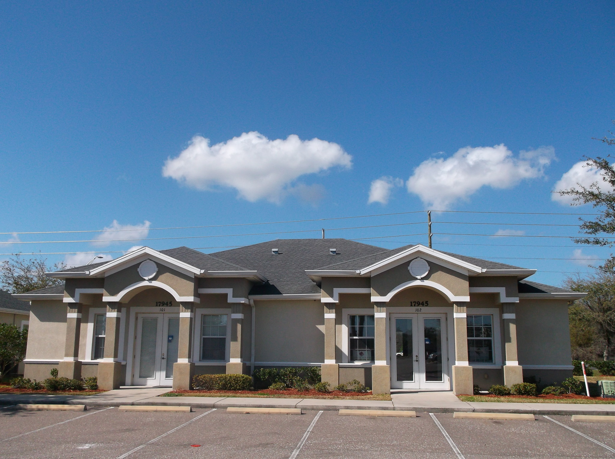 17945 Hunting Bow Cir, Lutz, FL for lease Primary Photo- Image 1 of 13