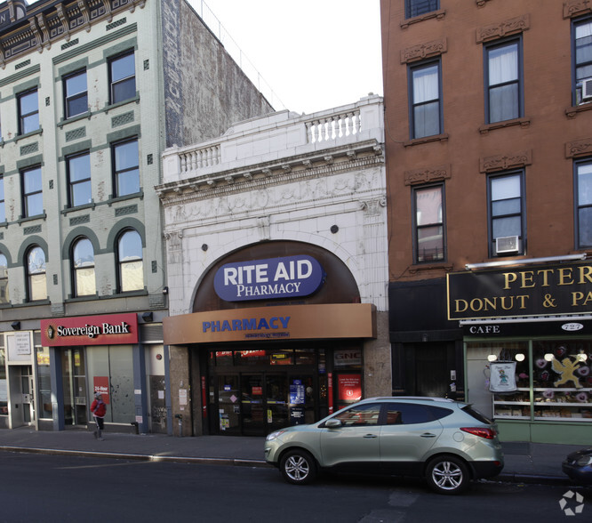 723 Manhattan Ave, Brooklyn, NY for sale - Primary Photo - Image 1 of 1