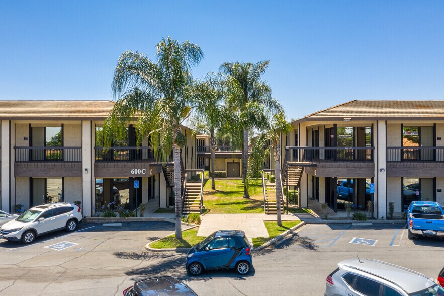 600 N Mountain Ave, Upland, CA à louer - Photo du bâtiment - Image 3 de 19