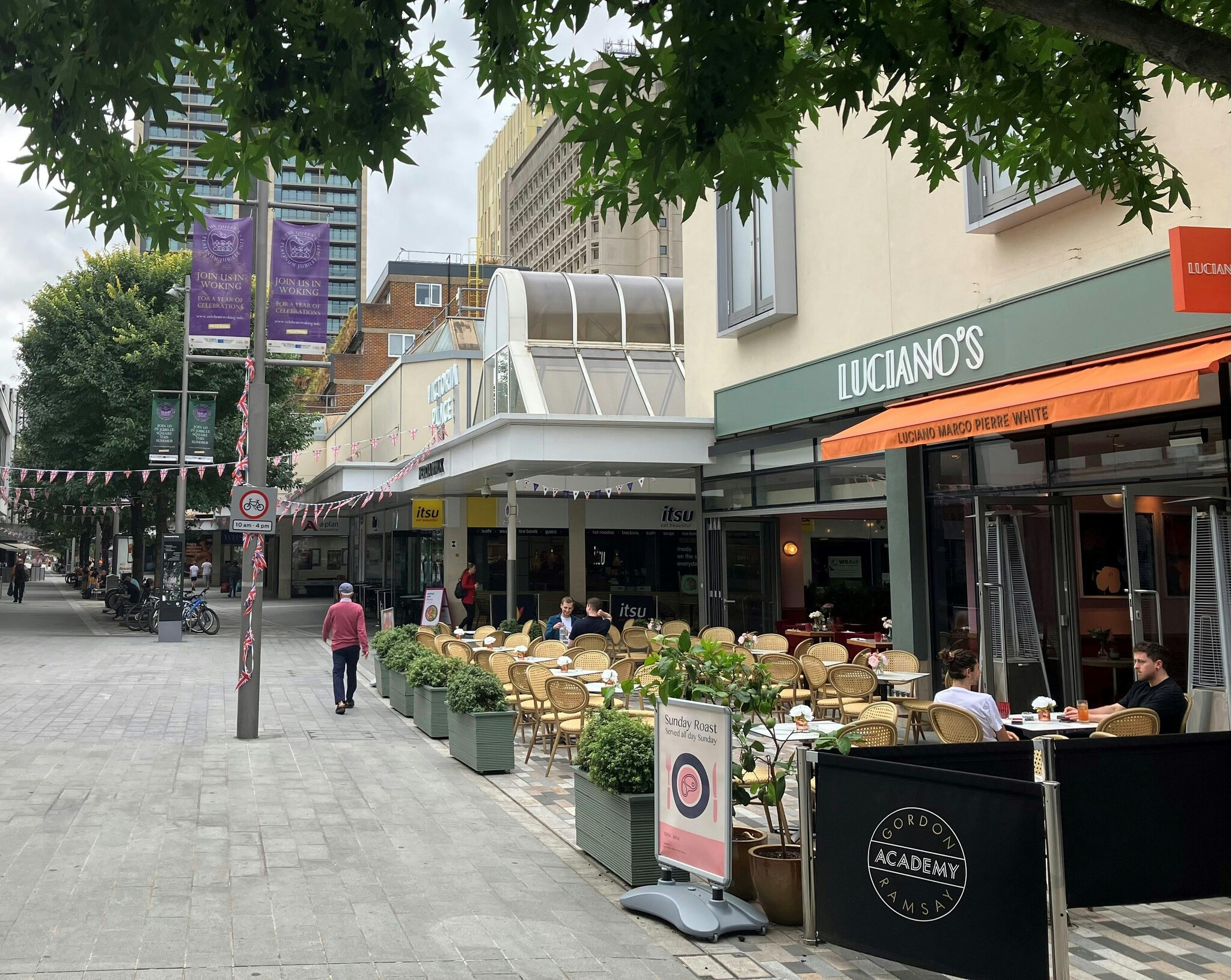 Town Sq, Woking for sale Building Photo- Image 1 of 1