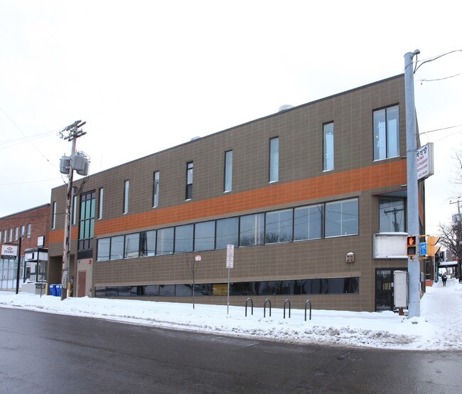 Plus de détails pour 701 S Crouse Ave, Syracuse, NY - Commerce de détail à louer