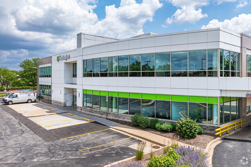 2430 W Indian Trl, Aurora, IL à louer - Photo du bâtiment - Image 2 de 4