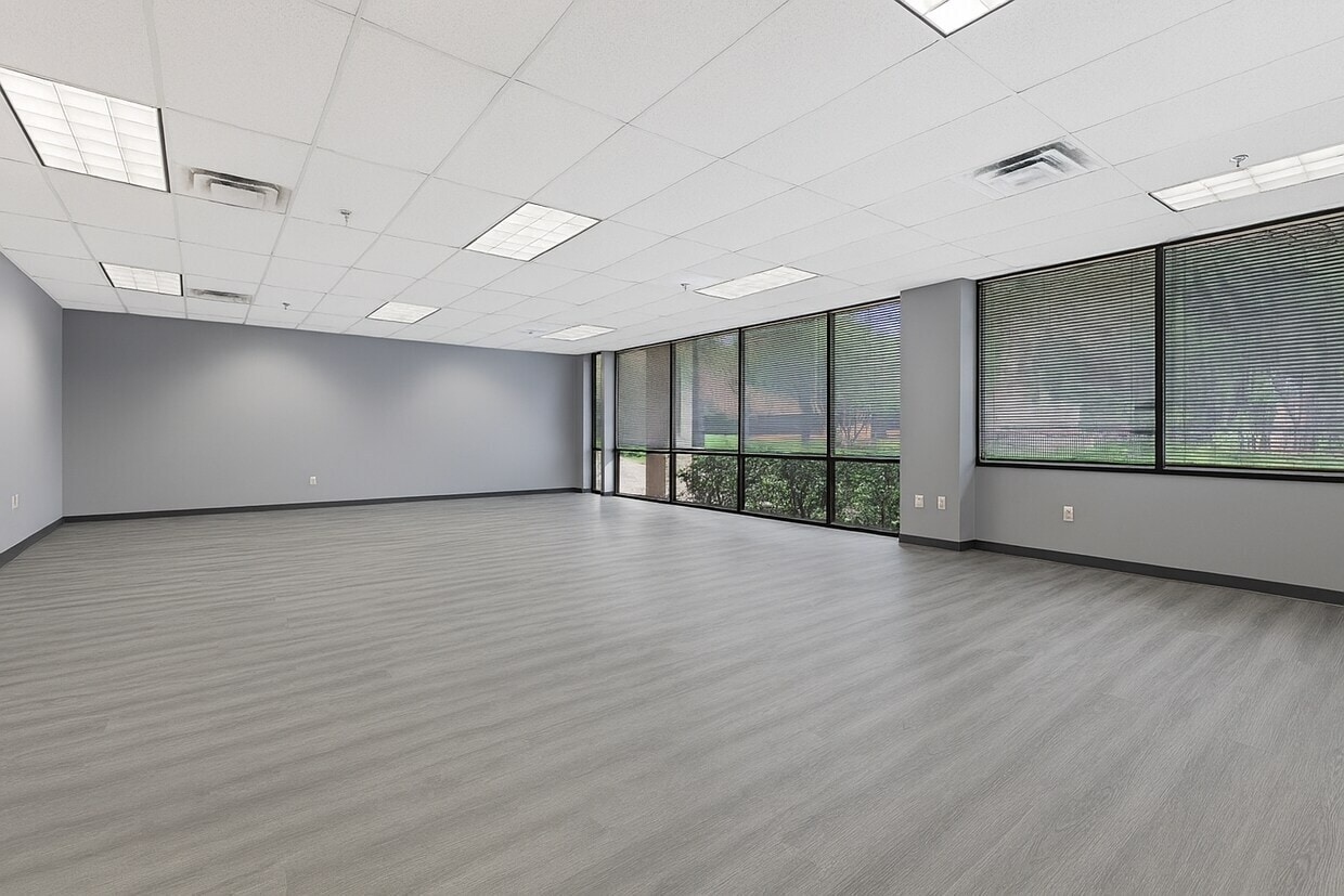 7920 Elmbrook Dr, Dallas, TX for lease Interior Photo- Image 1 of 2