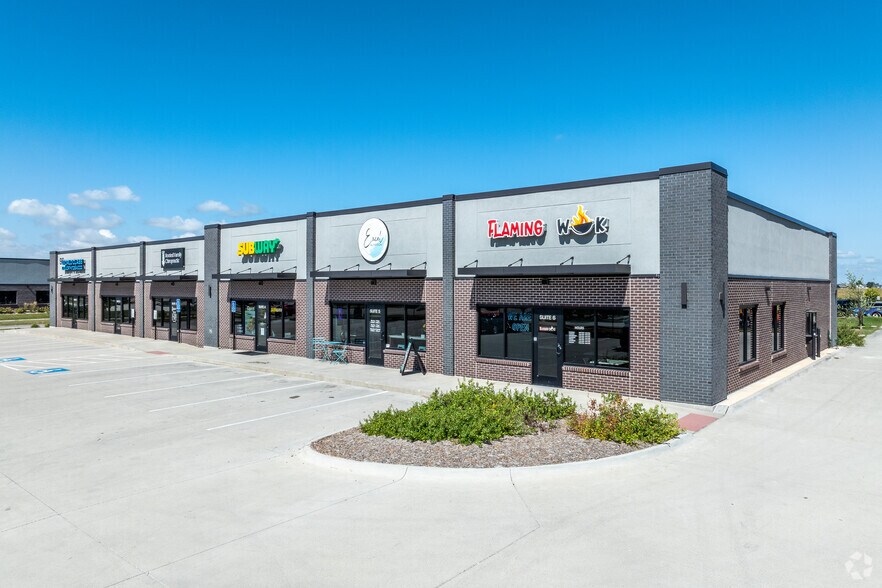 96 Paine Cir, Bondurant, IA à louer - Photo du bâtiment - Image 2 de 7