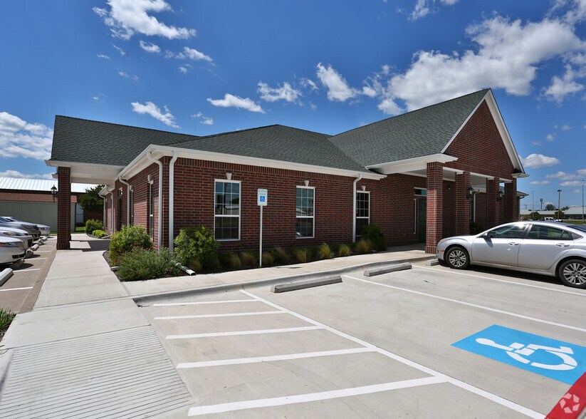 388 SW Johnson Ave, Burleson, TX à louer - Photo du bâtiment - Image 1 de 4