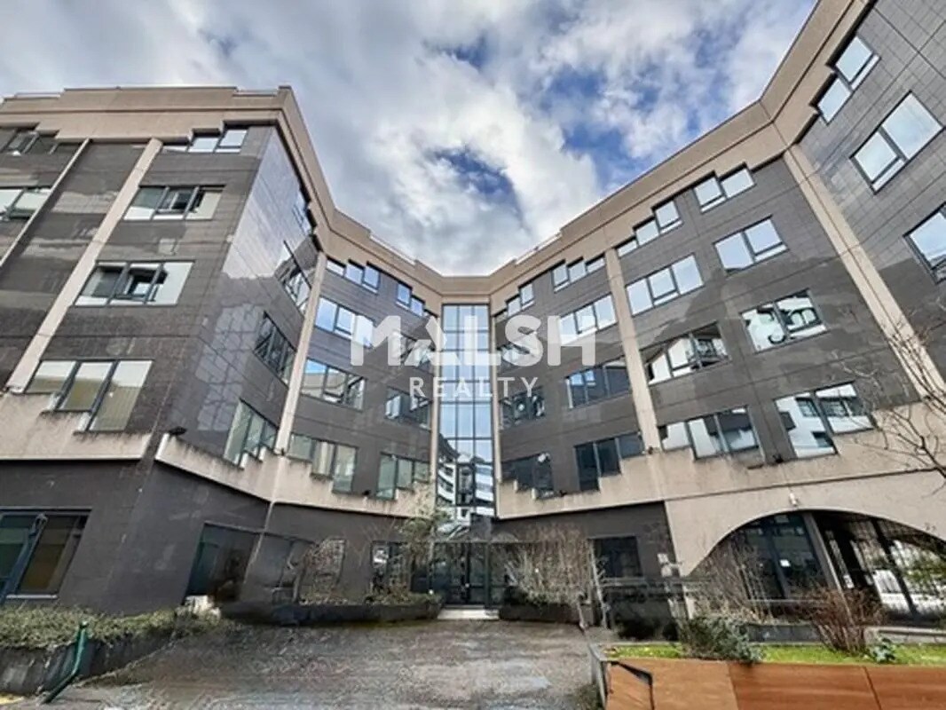 Office in Tassin-la-Demi-Lune for sale Building Photo- Image 1 of 13