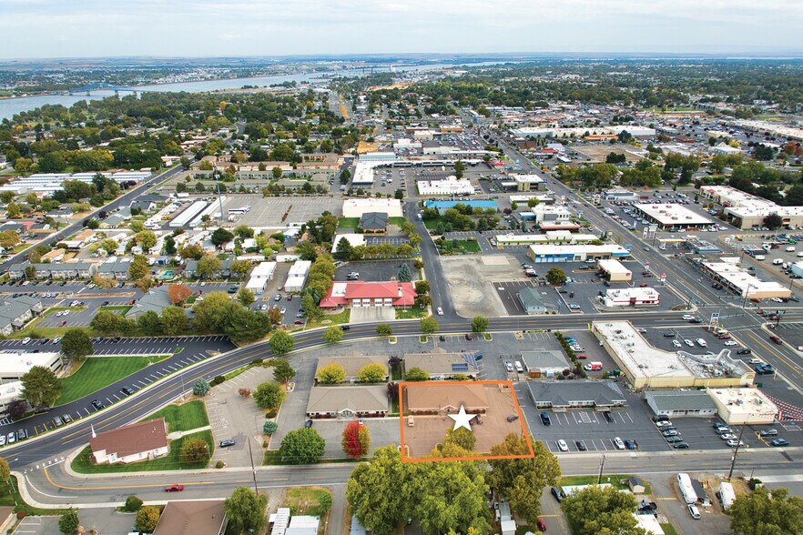 402 N Neel St, Kennewick, WA à vendre - Photo du bâtiment - Image 3 de 4