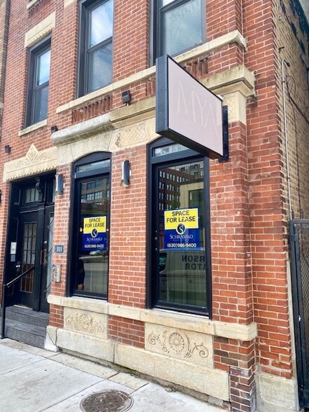 311 W Chicago Ave, Chicago, IL for lease - Building Photo - Image 1 of 3