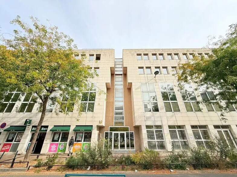 Office in Pantin for lease - Building Photo - Image 3 of 26