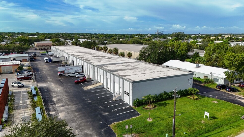 4227 Enterprise Ave, Naples, FL for lease - Building Photo - Image 3 of 8