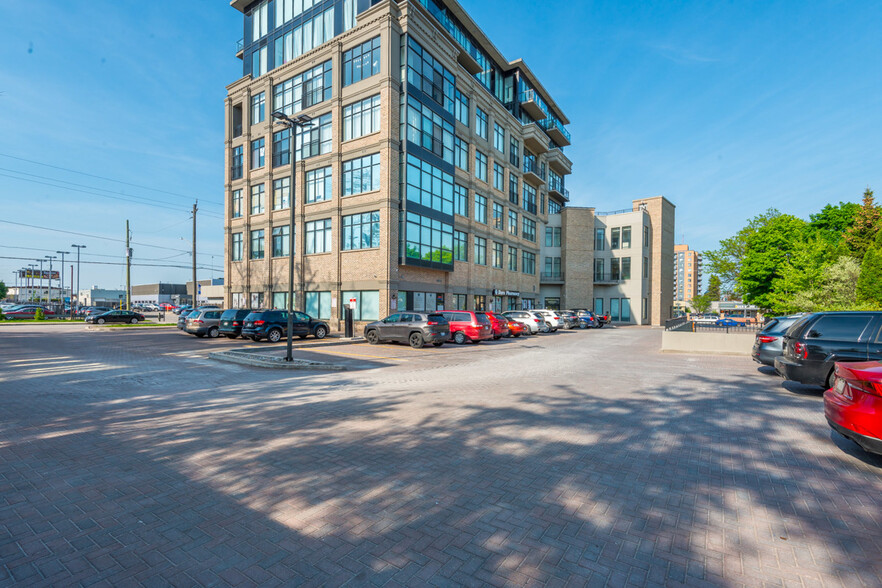 10376 Yonge St, Richmond Hill, ON à vendre - Photo du bâtiment - Image 2 de 7