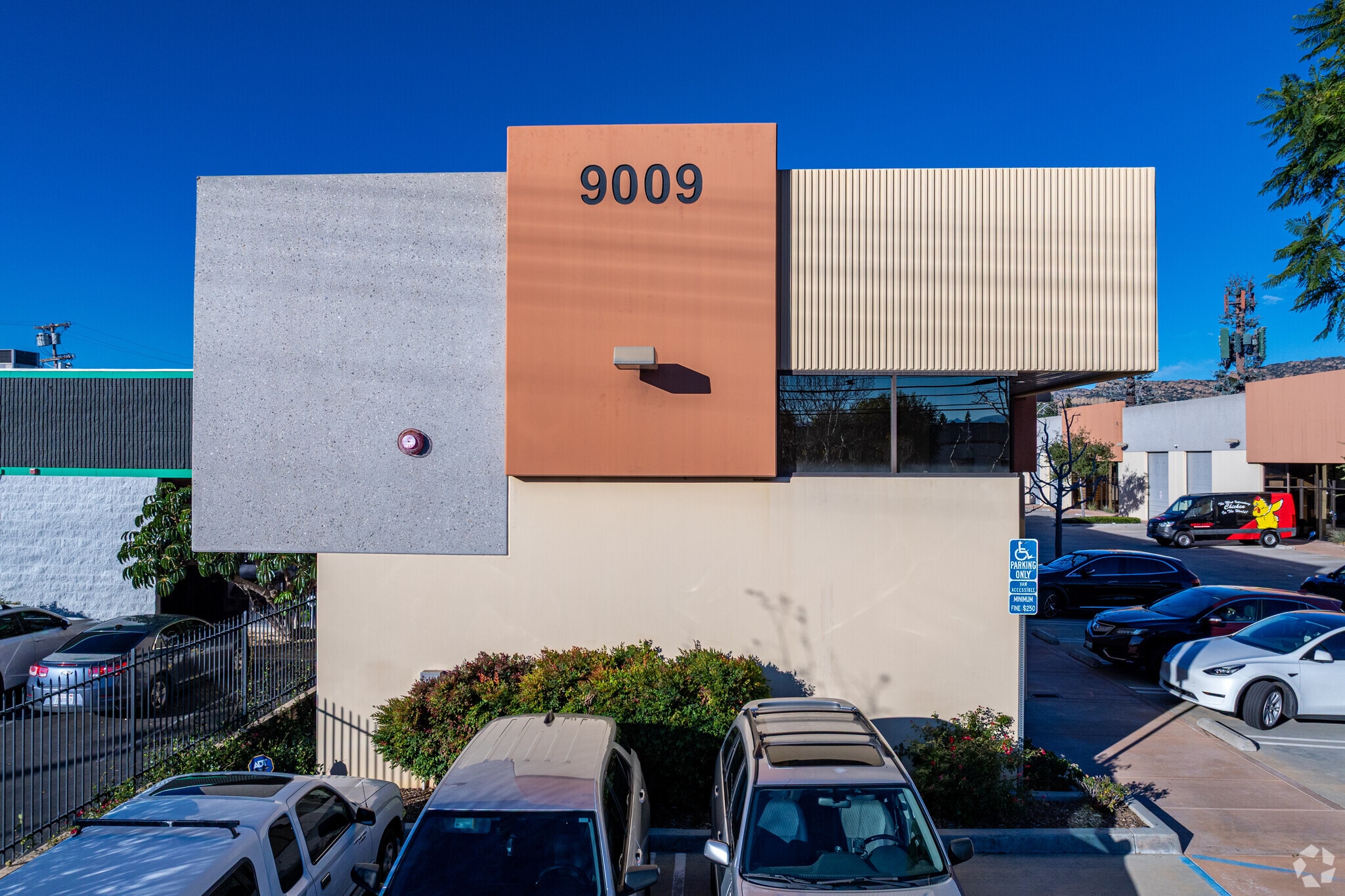 9009 Canoga Ave, Canoga Park, CA for lease Primary Photo- Image 1 of 12