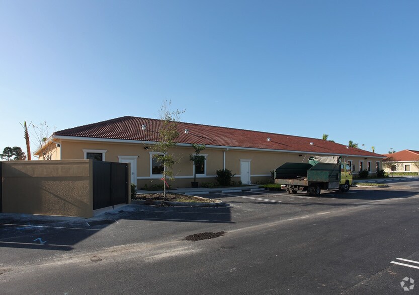 555 NW Lake Whitney Pl, Port Saint Lucie, FL for sale - Building Photo - Image 3 of 9