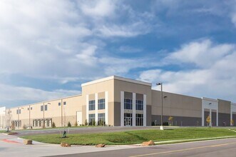 306 Hazelwood Logistics Center Dr, Hazelwood, MO à louer Photo du bâtiment- Image 1 de 1