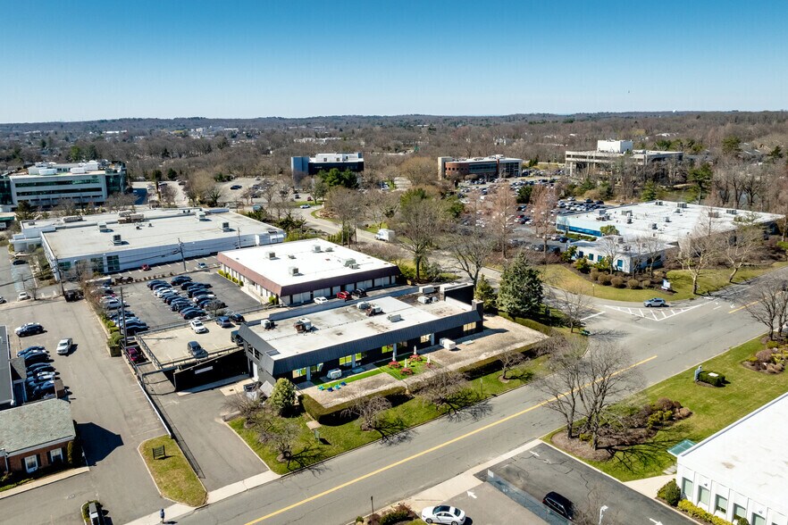 1 Crossways Park Dr, Woodbury, NY à vendre - Photo du bâtiment - Image 2 de 5