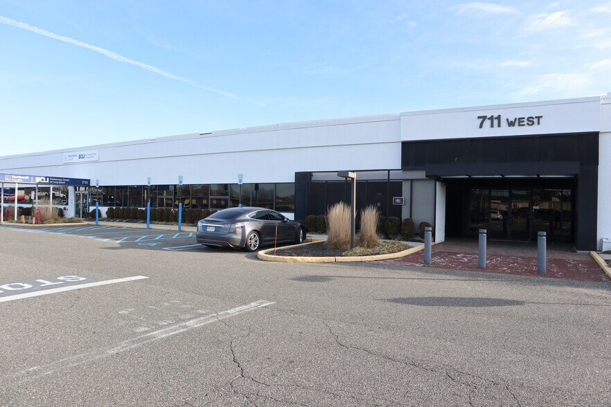711 Stewart Ave, Garden City, NY à louer - Photo du bâtiment - Image 3 de 9
