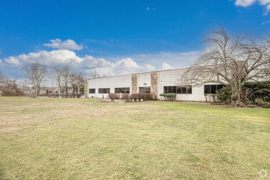 70 Marcus Dr, Melville, NY à louer - Photo du bâtiment - Image 2 de 4