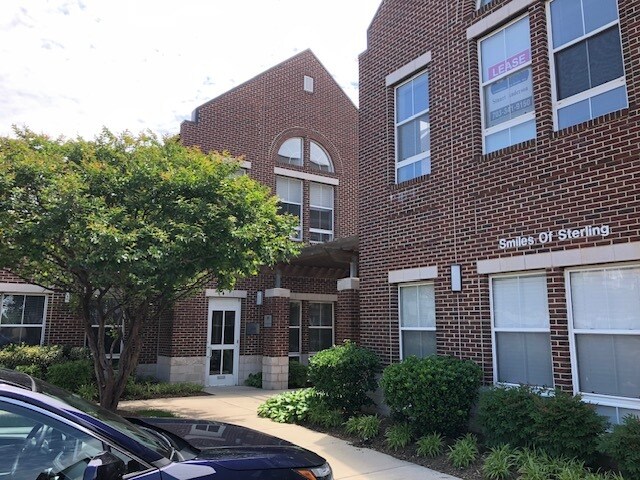 21155 Whitfield Pl, Sterling, VA à louer - Photo du bâtiment - Image 3 de 75