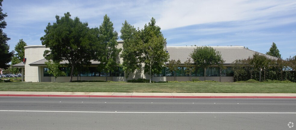 1700 Auto Center Dr, Antioch, CA à vendre - Photo du bâtiment - Image 1 de 8