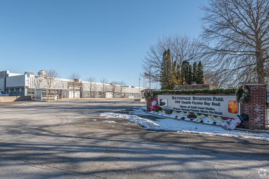999 S Oyster Bay Rd, Bethpage, NY à louer - Photo du bâtiment - Image 2 de 10