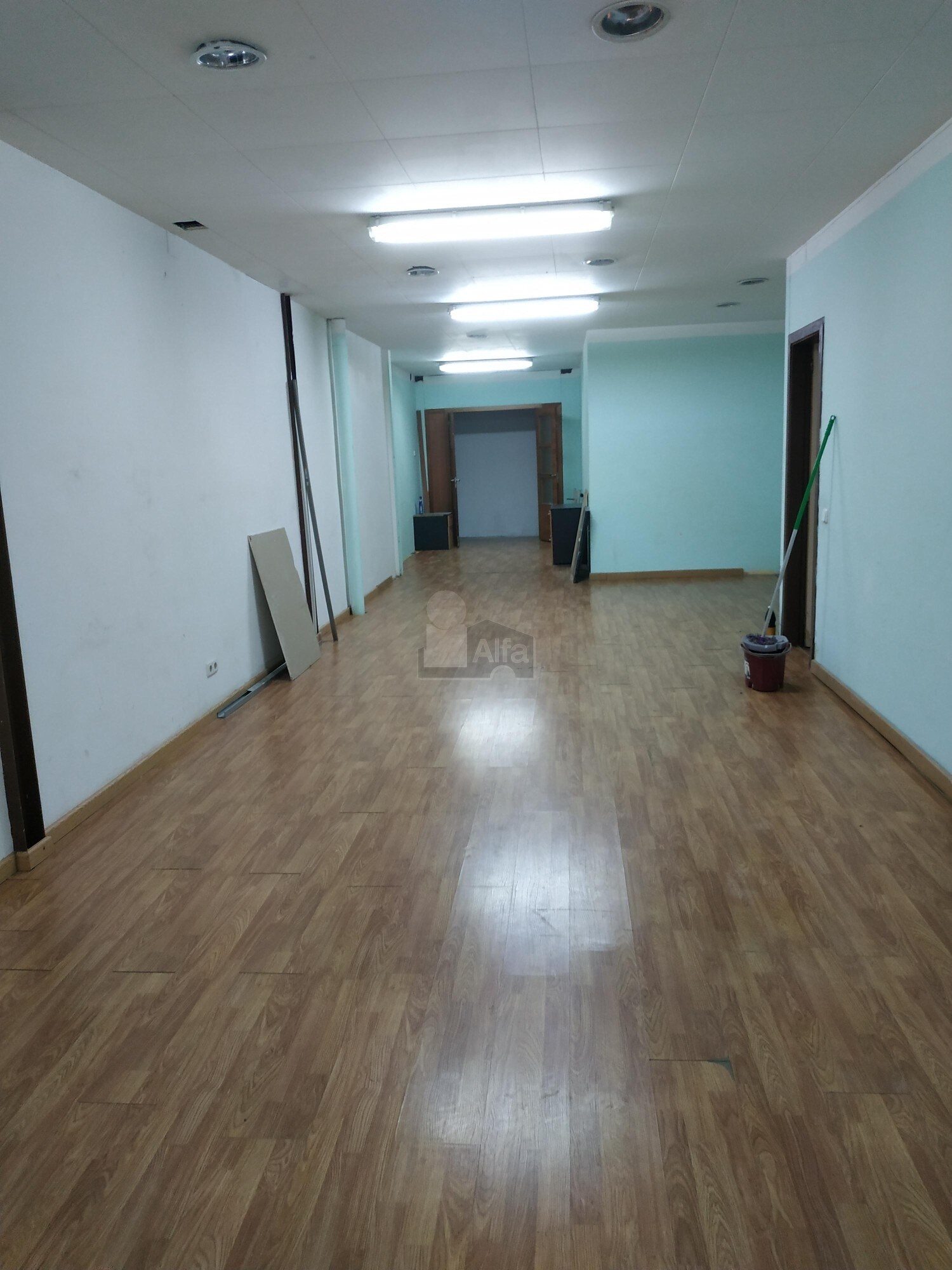 Retail in Sant Vicenç dels Horts, Barcelona for lease Interior Photo- Image 1 of 3