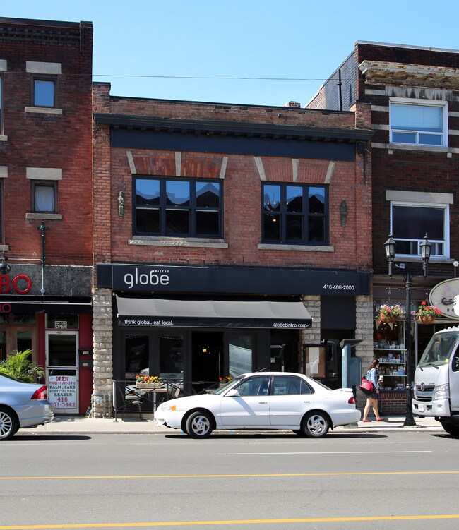 Plus de détails pour 124 Danforth Ave, Toronto, ON - Commerce de détail à vendre