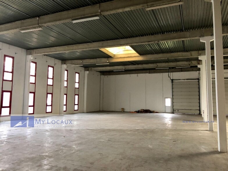 Flex in Éragny for lease - Interior Photo - Image 2 of 6