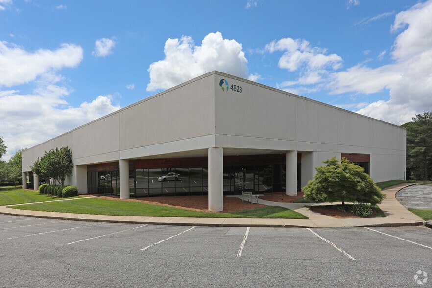 4523 Green Point Dr, Greensboro, NC for lease - Primary Photo - Image 1 of 2