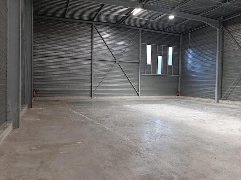 Industrial in Semoy for lease - Interior Photo - Image 1 of 4