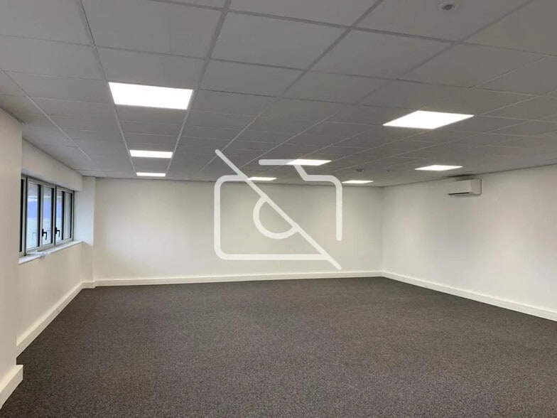 Flex in Brétigny-sur-Orge for lease - Interior Photo - Image 3 of 3