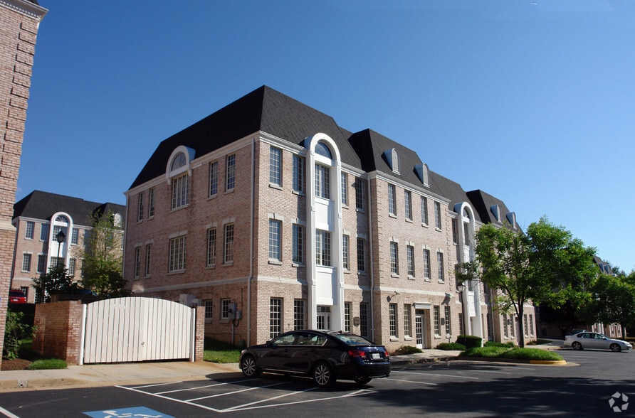 3923 Blenheim Blvd, Fairfax, VA for sale - Primary Photo - Image 1 of 52