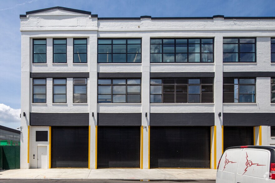 30-02 48th Ave, Long Island City, NY à louer - Photo du bâtiment - Image 3 de 6