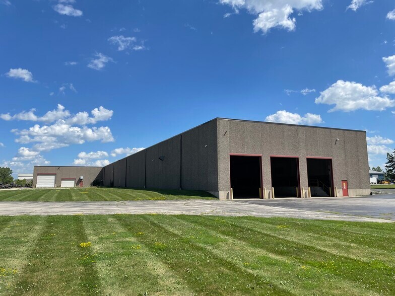 1240 Contract Dr, Ashwaubenon, WI à vendre - Photo du bâtiment - Image 2 de 18