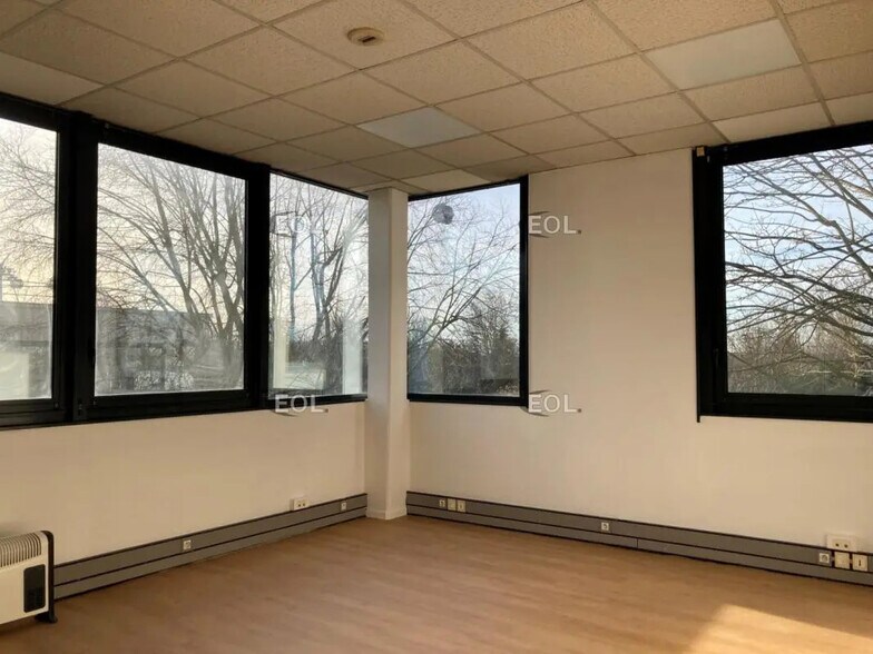 Office in Créteil for lease - Interior Photo - Image 3 of 6