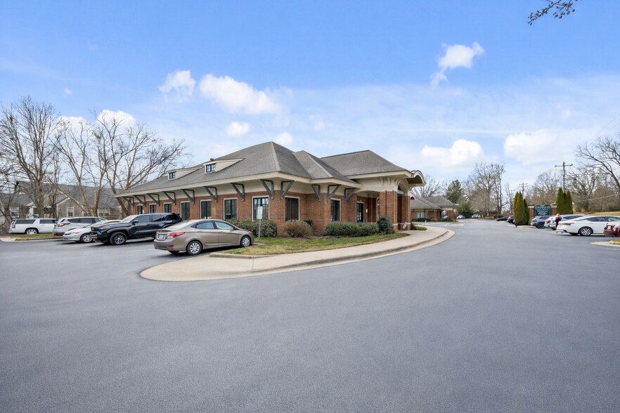 1107 S Fifth St, Mebane, NC à louer - Photo du bâtiment - Image 2 de 12